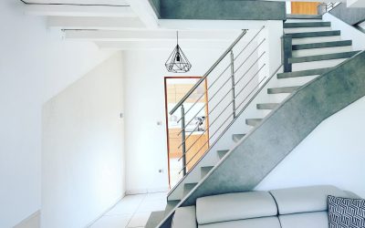 Rampe et garde-corps d’escalier : pourquoi les rénover en même temps que les marches ?