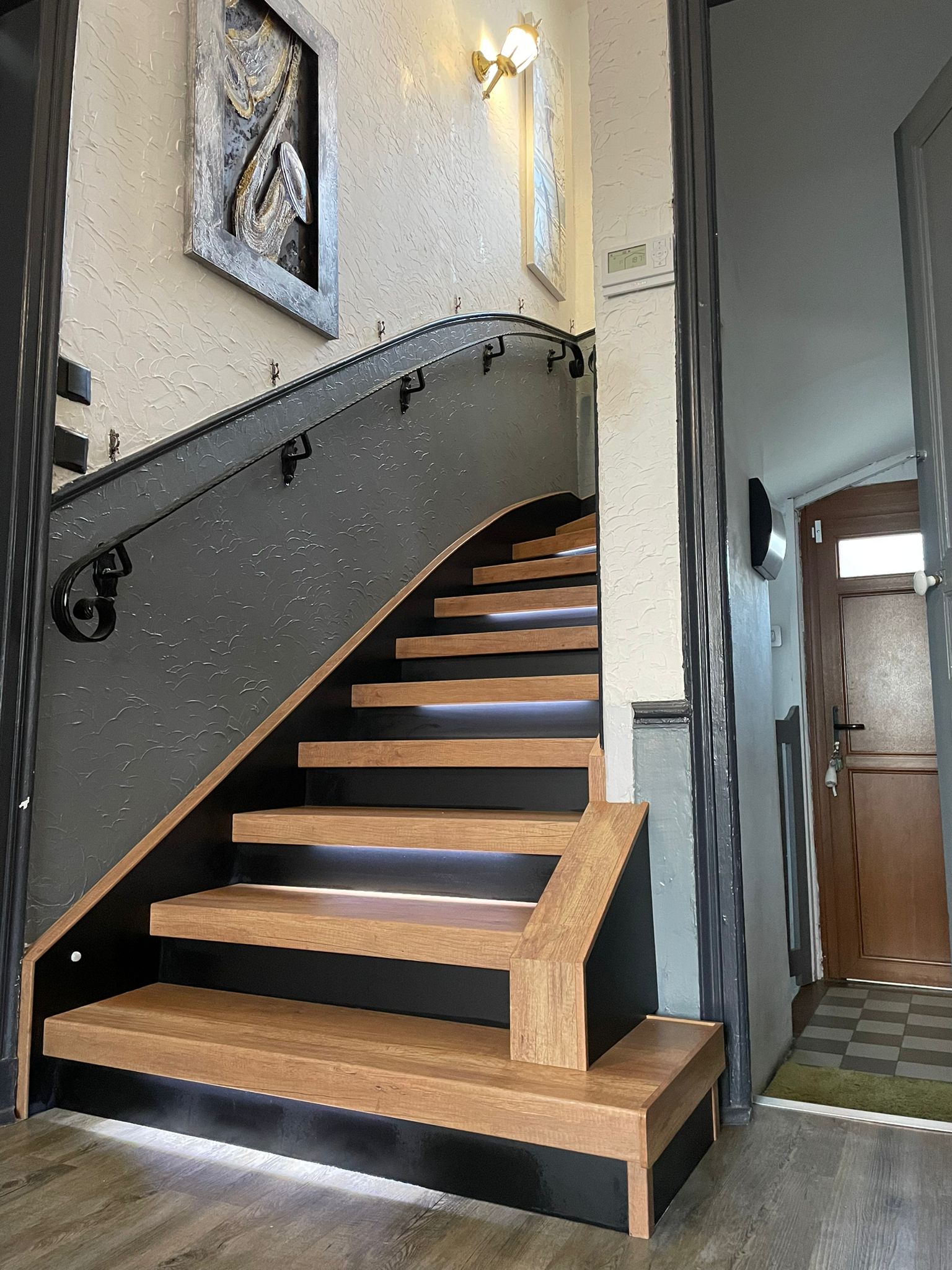 Escalier coloris Bois clair + anthracite, rembarde complète. Ensemble posé par Escal Concept