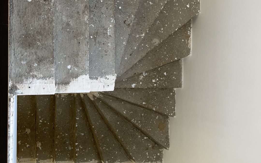 Meilleure solution d’habillage escalier en béton: Guide expert 2025