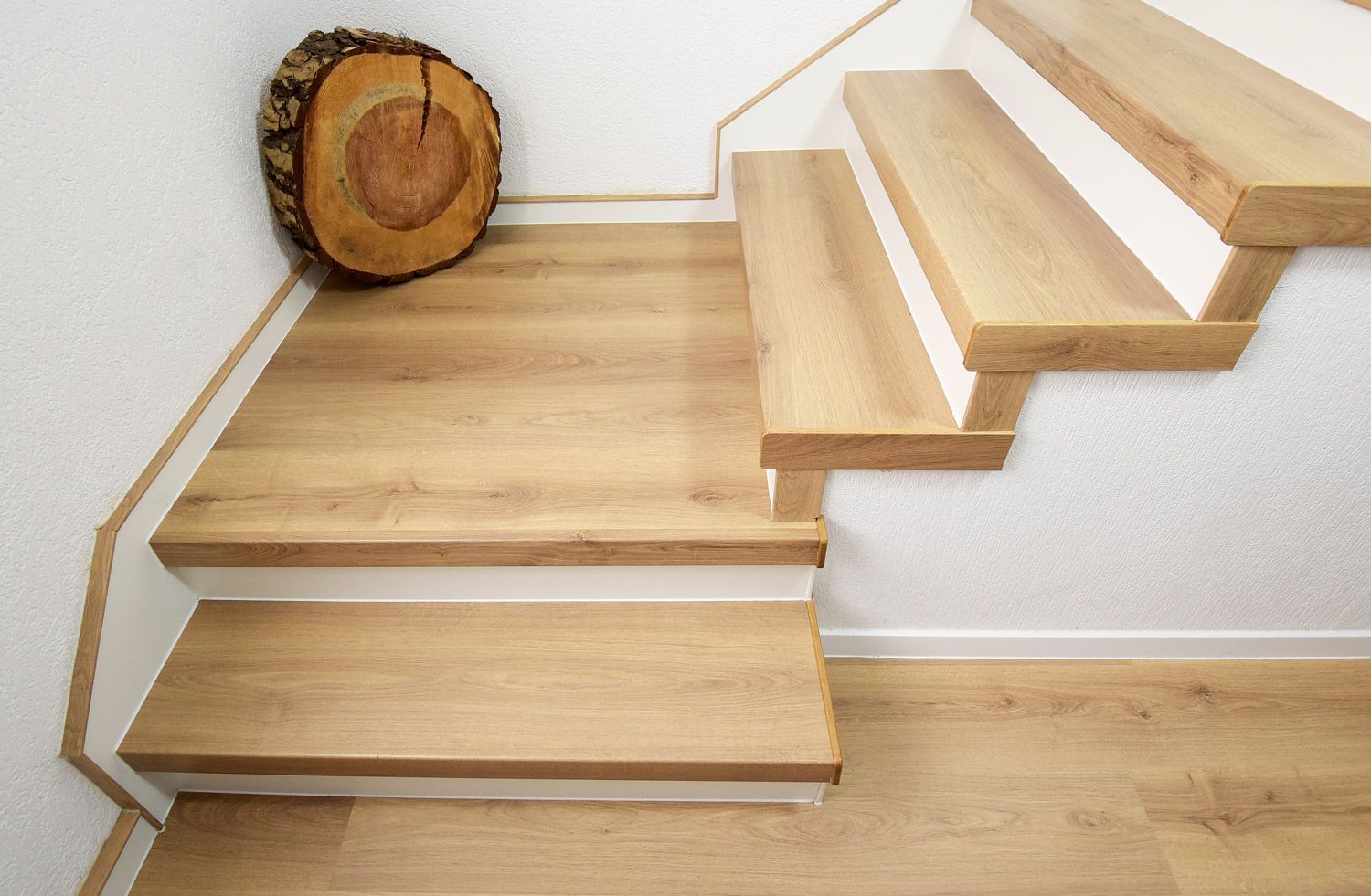 Escalier avec revêtement antidérapant - effet bois