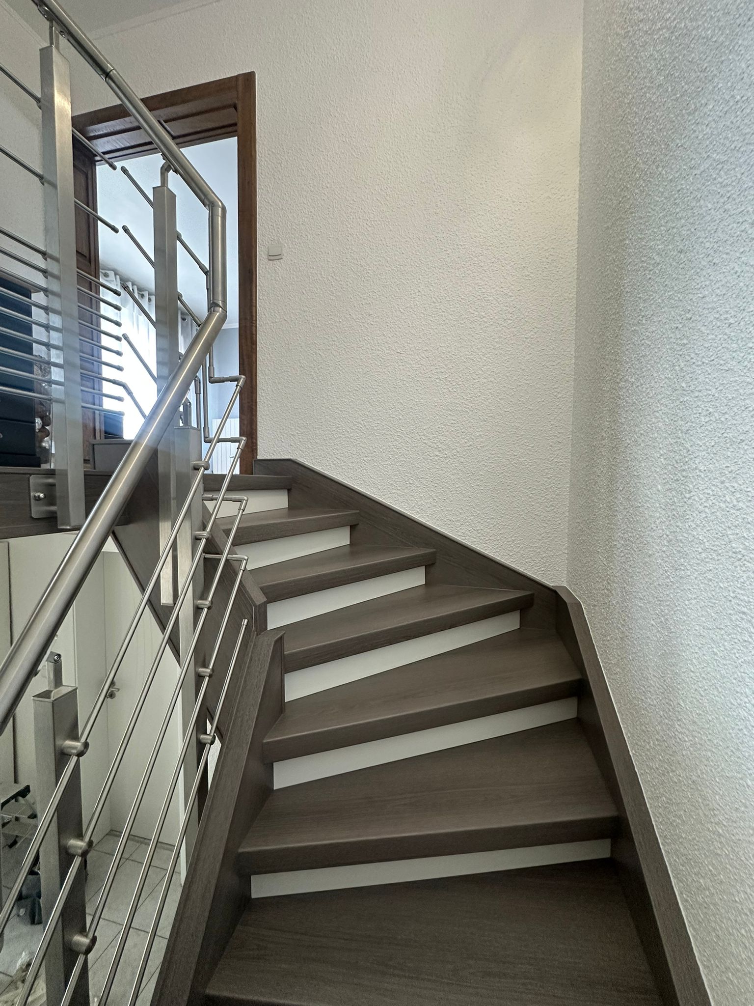 Escalier avec revêtement antidérapant - finition bois