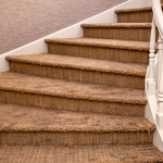 Recouvrir un escalier en tapis de coco : la solution durable pour moderniser votre intérieur