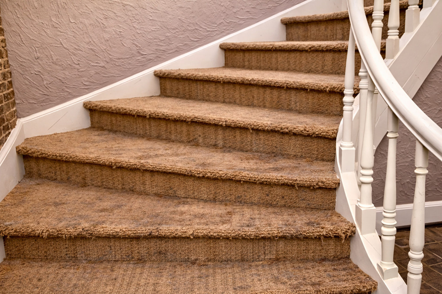 Escalier en coco avec tapis usé