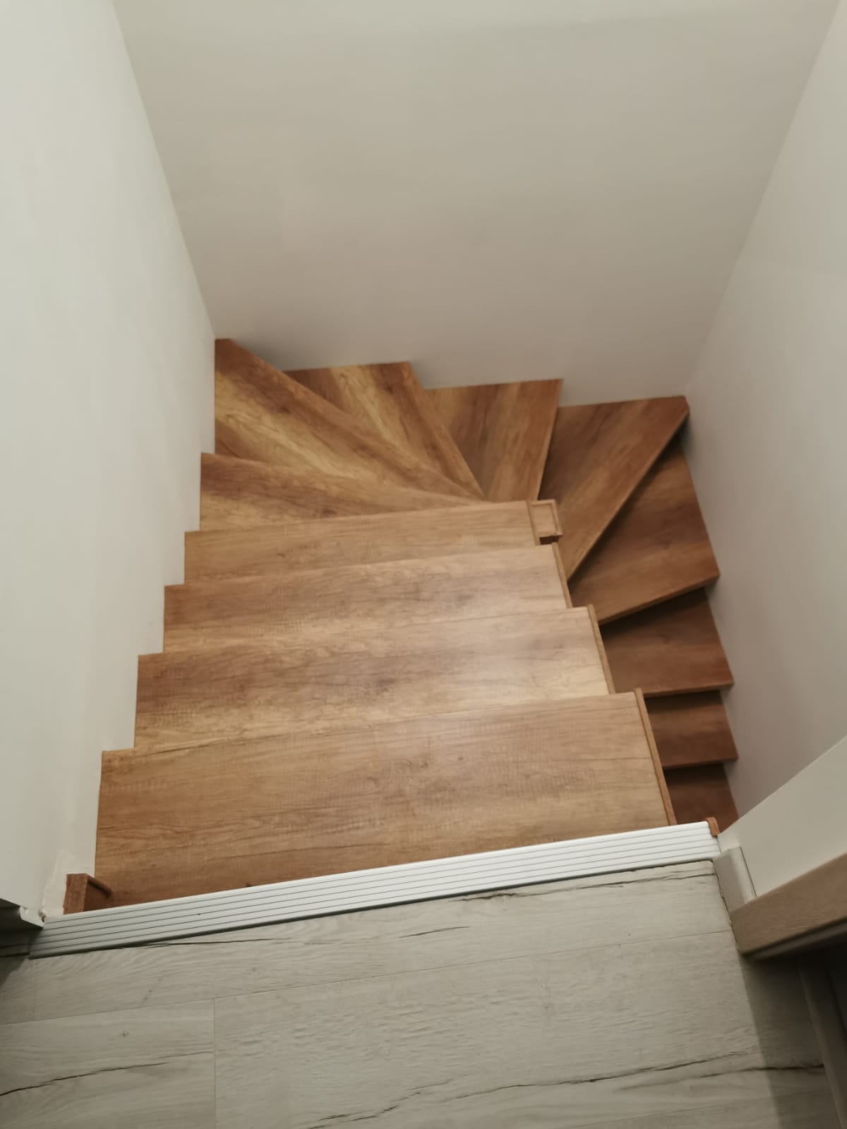 Rénovation escalier à ELOYES – DIMITRI ET AURELIE – Après travaux – Photo 2