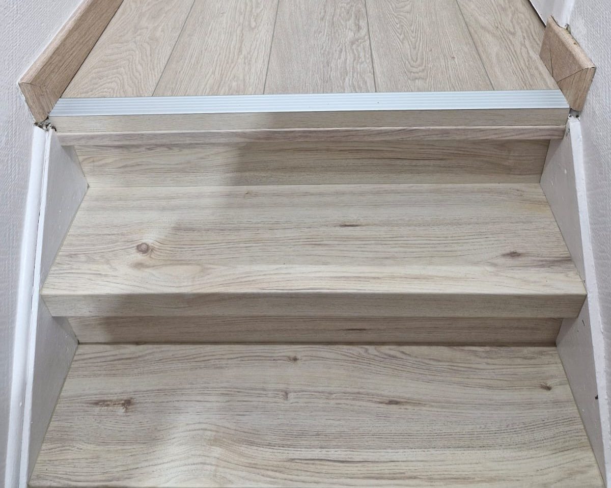 Marche Palière avec un seuil couleur aluminium