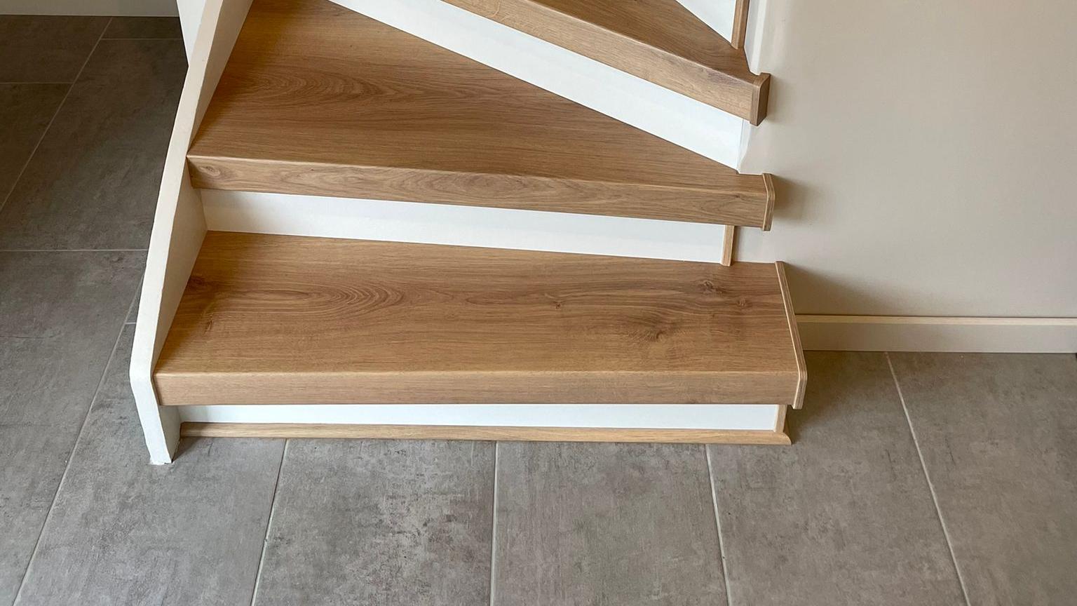 Escalier avec première marche rénovée