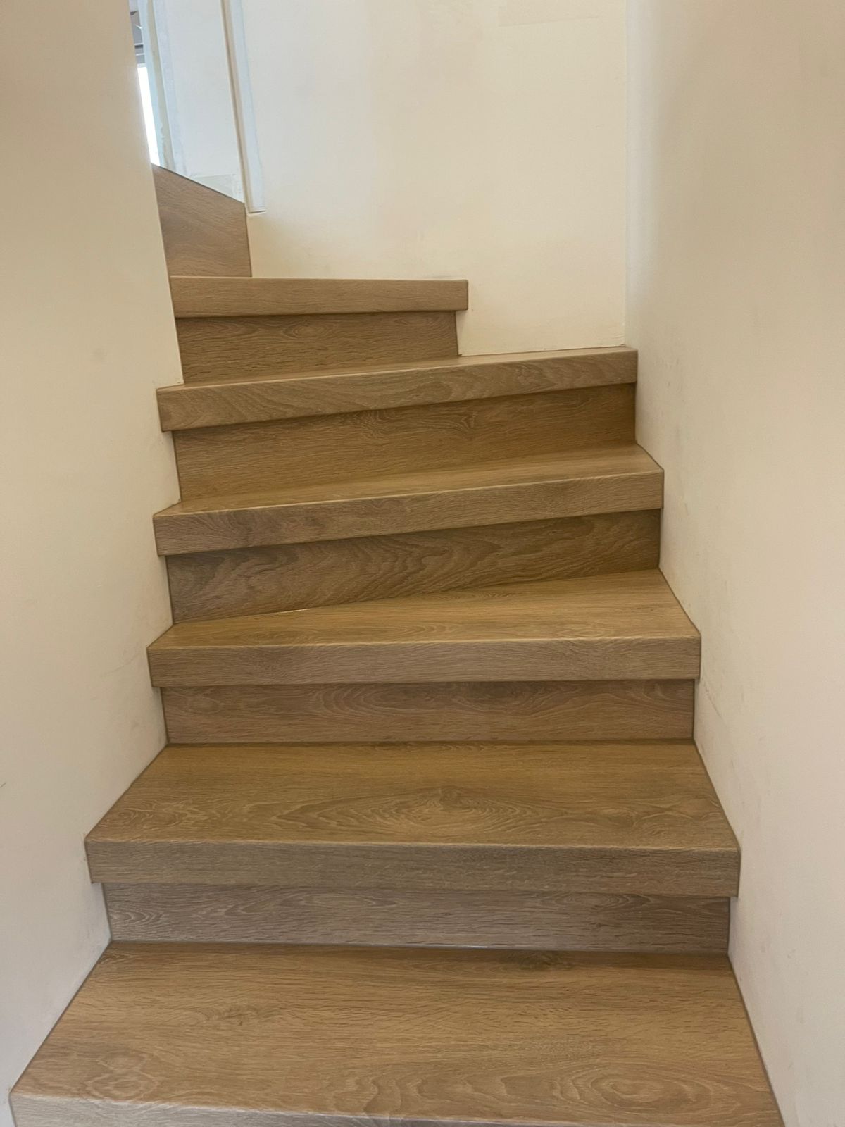 Rénovation escalier à JARVILLE LA MALGRANGE – EMELINE ET MAIQUE – Après travaux – Photo 2