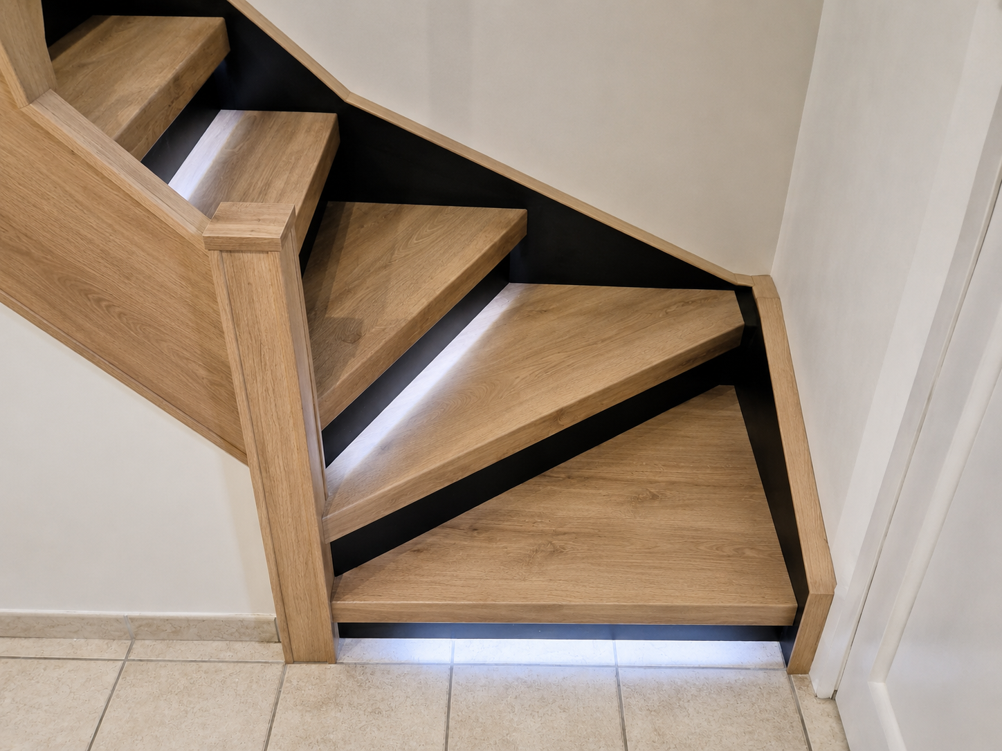 Escalier avec un faux poteau