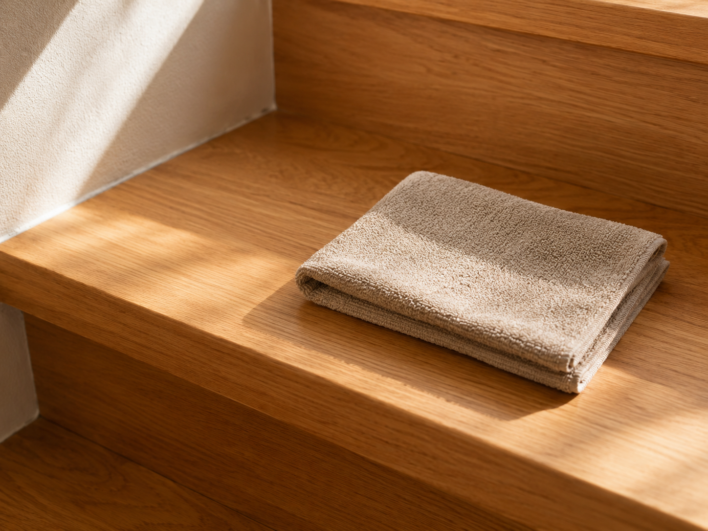Nettoyer un escalier en bois avec un linge micro-fibre